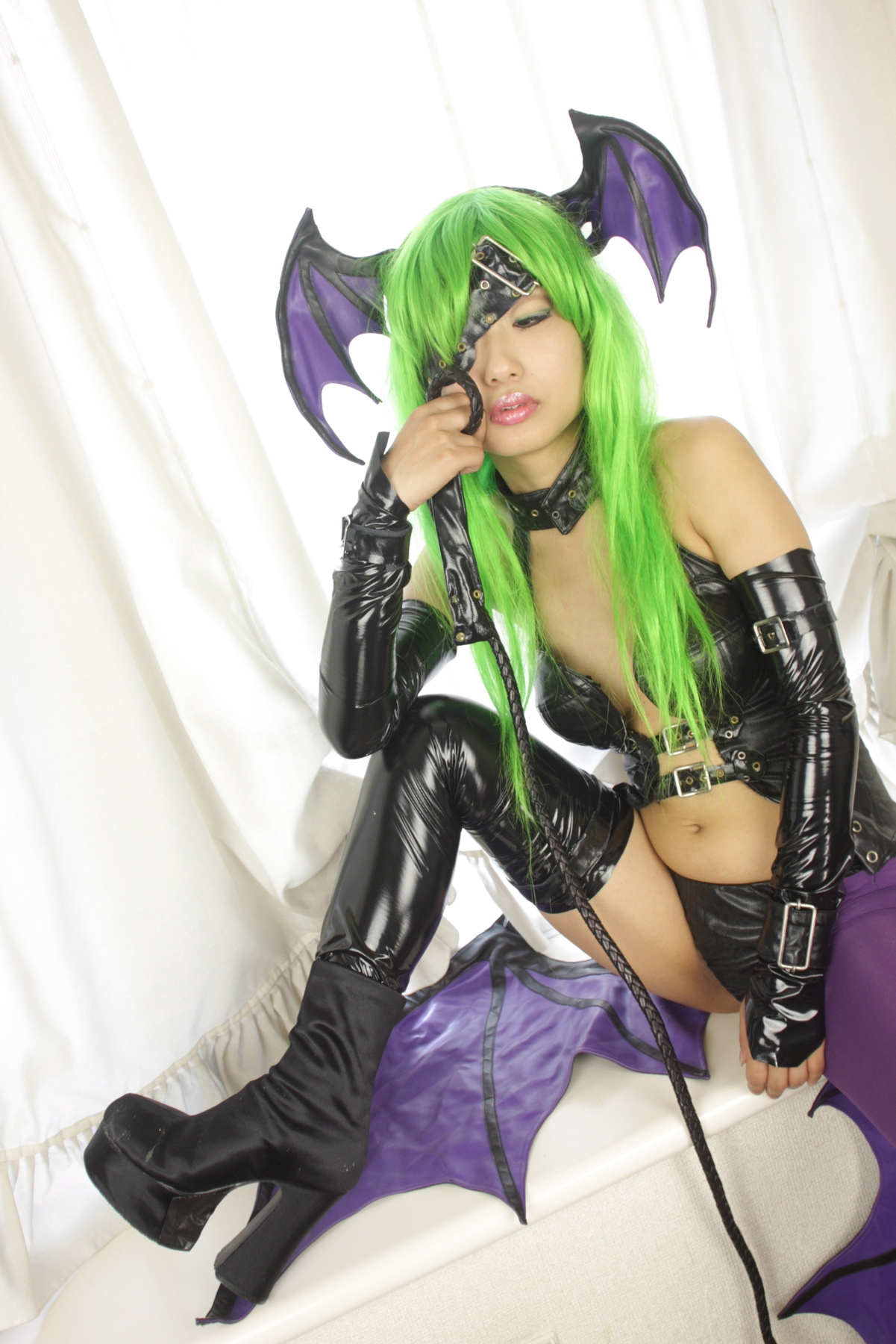 [Cosplay]  Darkstalkers  Morrigan with great body in latex